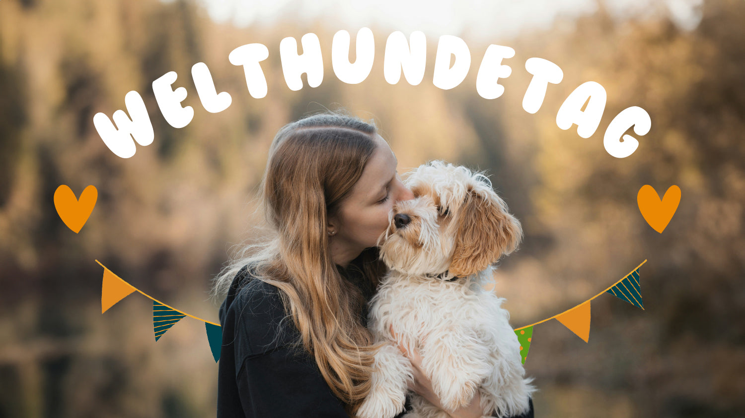 Eine junge Frau feiert den Welthundetag mit ihrem kleinen Hund.